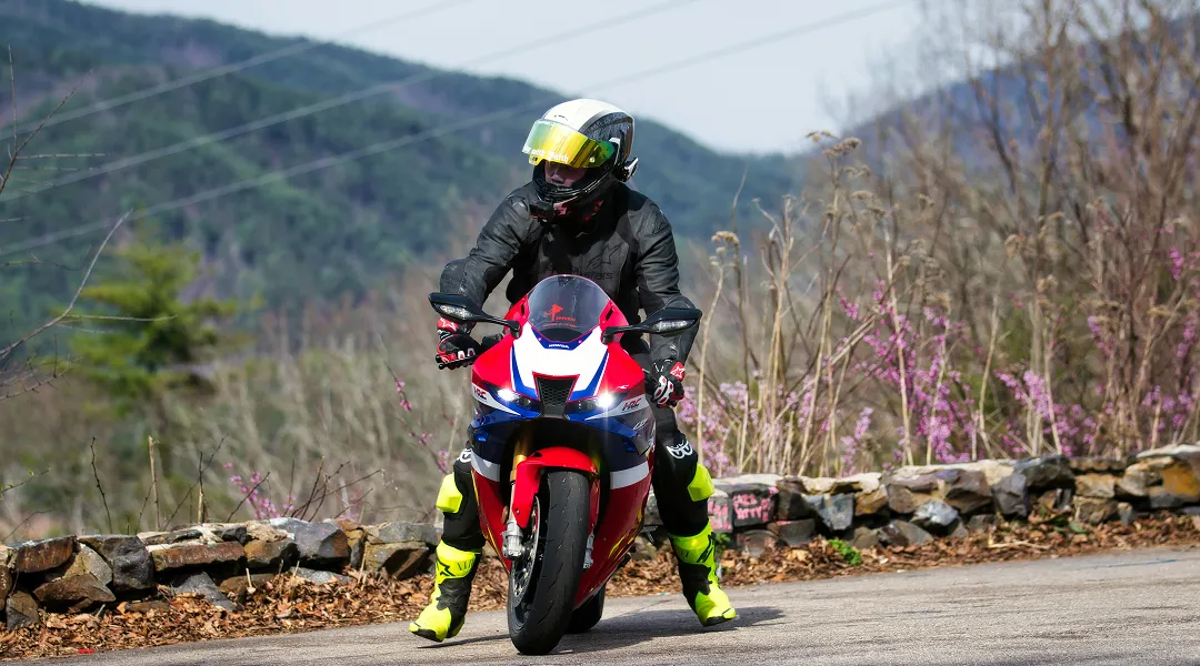 How to Choose and Fit Motorcycle Safety Gear